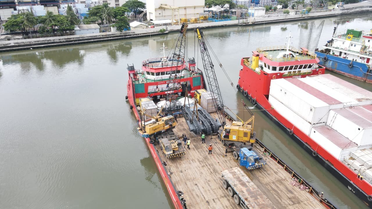 Pengiriman Alat Berat Menggunakan Kapal LCT: Solusi Efisien untuk Proyek Tambang dan Infrastruktur di Indonesia