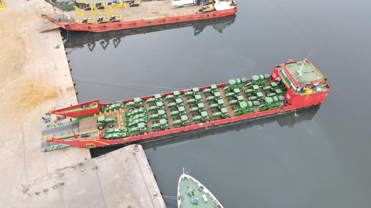Sewa Kapal LCT untuk Pengiriman Alat Berat: Solusi Efisien bagi Proyek Tambang, Konstruksi, dan Infrastruktur di Indonesia